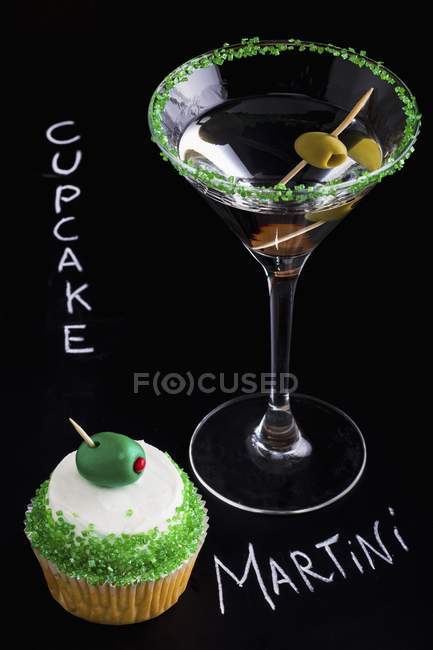 Martini cupcake and martini — Stock Photo