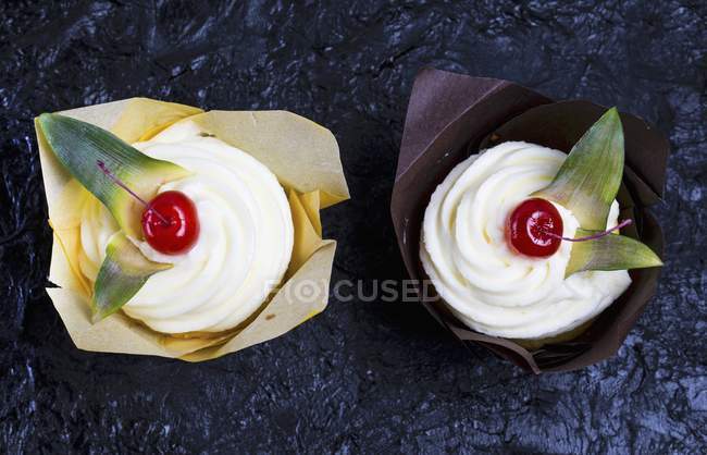 Pina colada cupcakes — Stock Photo
