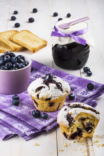 Blueberry muffins placed on napkin — Stock Photo