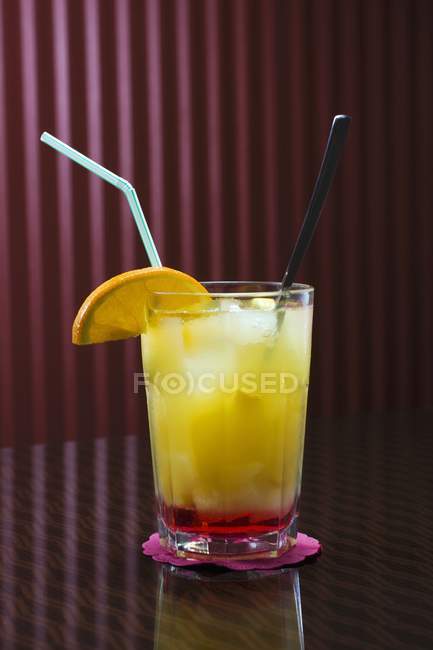 Cocktail tropical en verre — Photo de stock