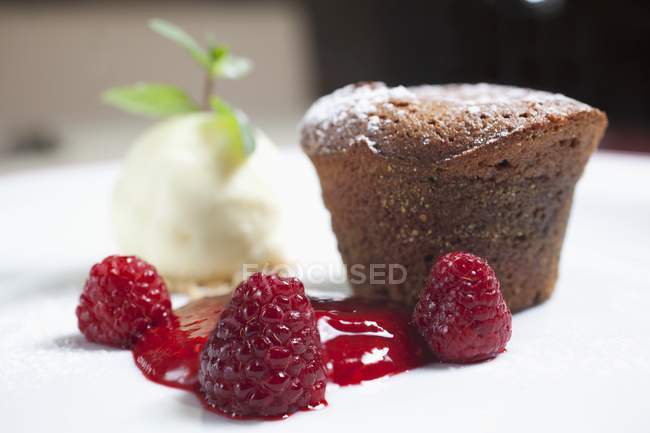 Muffin Choco com framboesa — Fotografia de Stock