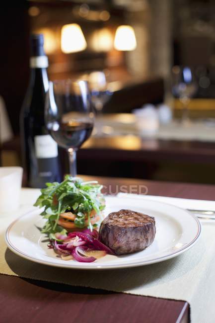 Sirloin steak with red onions — Stock Photo