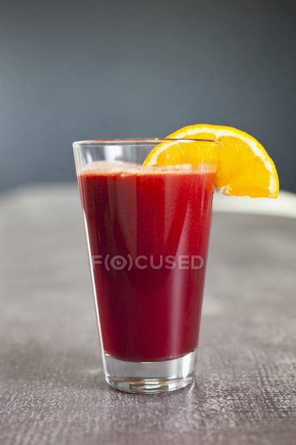Succo di frutta e verdura in vetro — Foto stock
