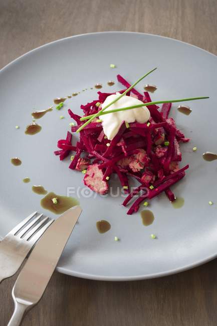 Rote-Bete-Salat mit Rindfleisch und Creme frache — Stockfoto