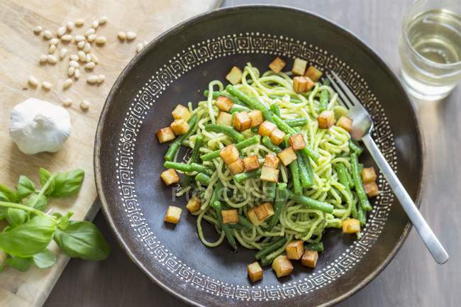 Spaghetti genovese with cedar nut pesto — Stock Photo