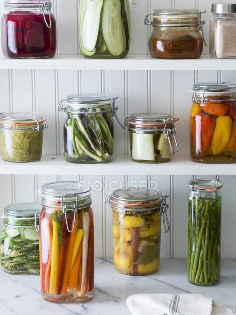 Frutta e verdura conservate sugli scaffali in dispensa — Foto stock