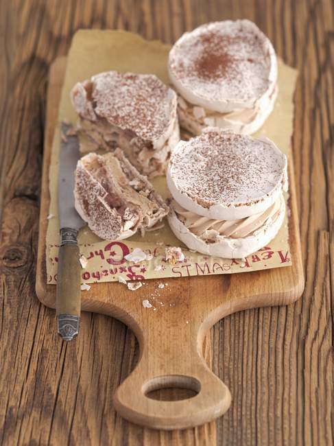 Gâteaux meringue au café à la crème — Photo de stock