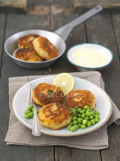 Kartoffel- und geräucherte Makrelen-Kuchen — Stockfoto