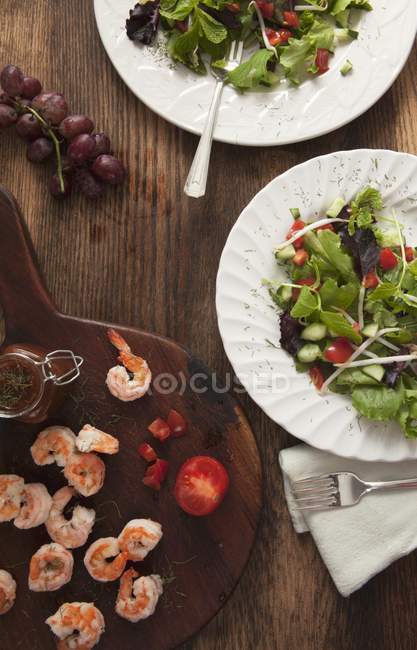 Зеленый салат с креветками и помидорами — стоковое фото