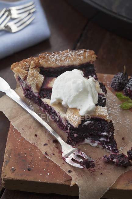 Slice of mulberry pie with cream — Stock Photo
