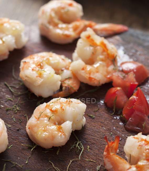 Fried shrimps with tomatoes and herbs — Stock Photo