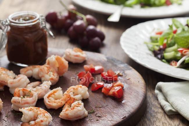 Green salad with prawns and tomatoes — Stock Photo
