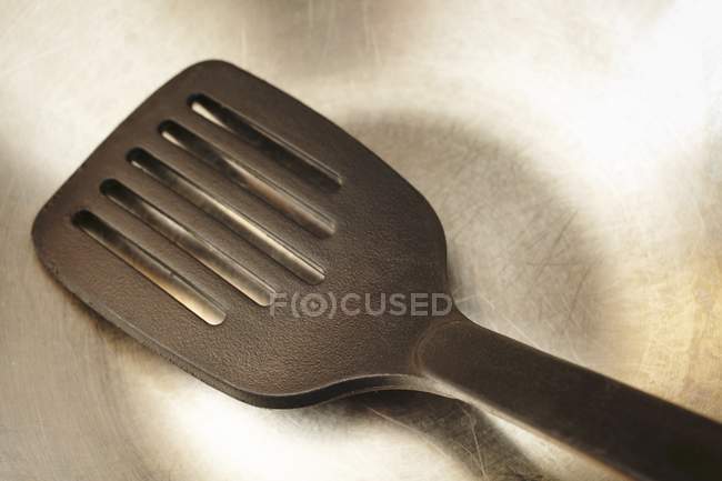 Vue rapprochée d'une spatule sur acier inoxydable — Photo de stock