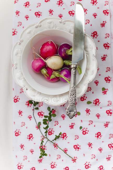 Fresh radishes in vintage bowl — Stock Photo