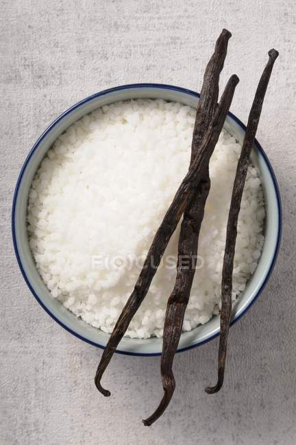 Azúcar en tazón y vainas de vainilla - foto de stock