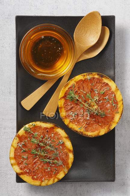 Roasted grapefruit with honey — Stock Photo