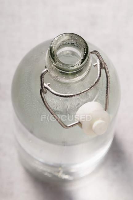 Vista de perto da água em uma garrafa flip-top — Fotografia de Stock