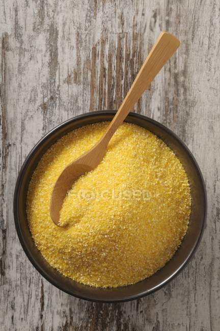 Vue du dessus de la polenta dans un bol avec une cuillère — Photo de stock