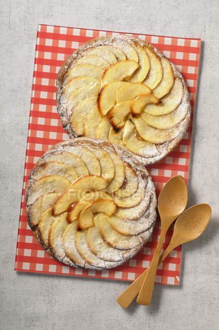 Apple tartlets with icing sugar — Stock Photo