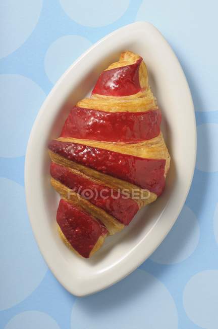 Süßes Himbeer-Croissant — Stockfoto