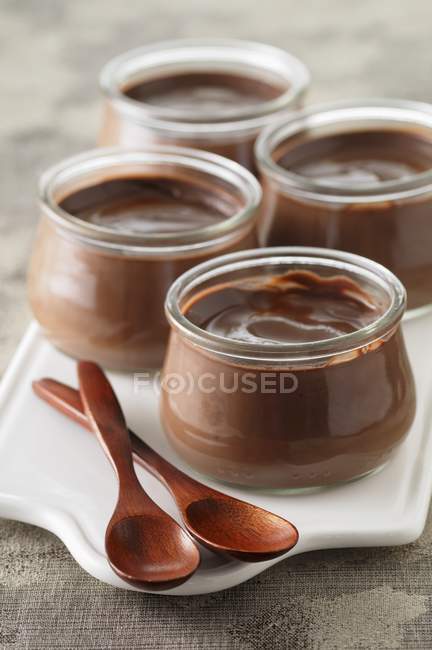 Pouding au chocolat dans des bocaux en verre — Photo de stock