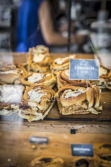 Vista ravvicinata dei panini alla cannella con etichetta sul mercato — Foto stock