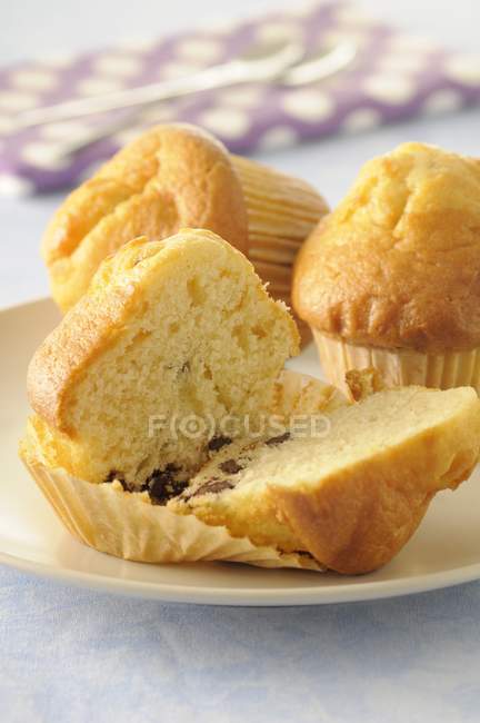 Muffins with chocolate and walnuts — Stock Photo