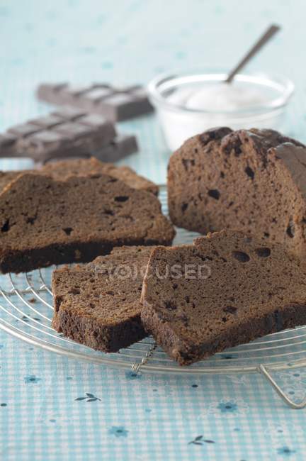 Шоколадный торт на стойке для тортов — стоковое фото