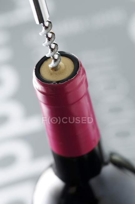 Vista close-up de desarrolhar uma garrafa de vinho tinto — Fotografia de Stock