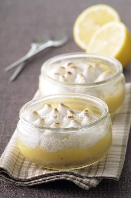 Crema di limone con guarnizione di meringa — Foto stock