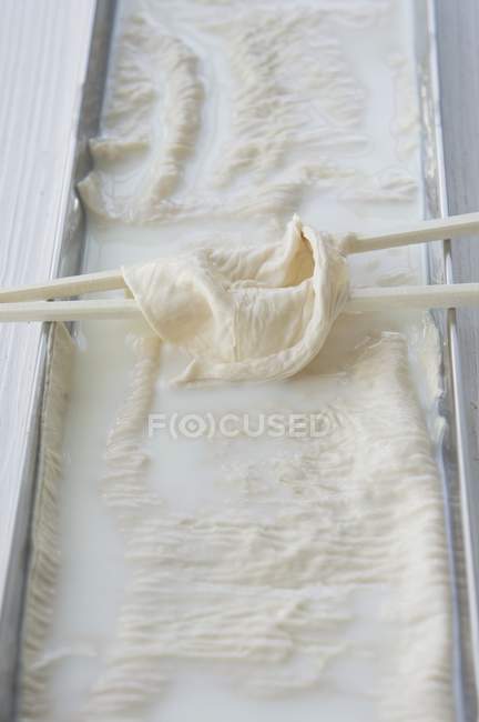 Vue rapprochée de la peau de lait de soja Yuba — Photo de stock