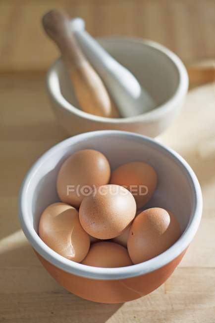 Миска з коричневих курячих яєць — стокове фото
