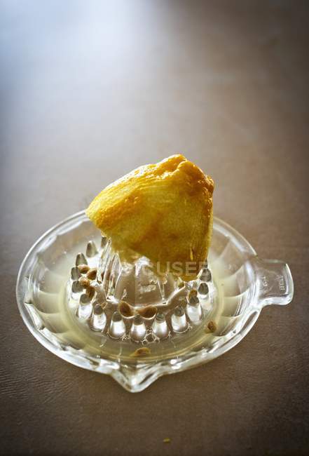 Свежий лимон на соковыжималке — стоковое фото
