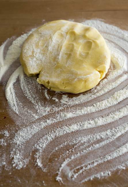 Closeup view of shortcrust pastry on floured work surface — Stock Photo