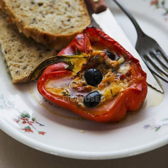 Перець, наповнений оливками — стокове фото