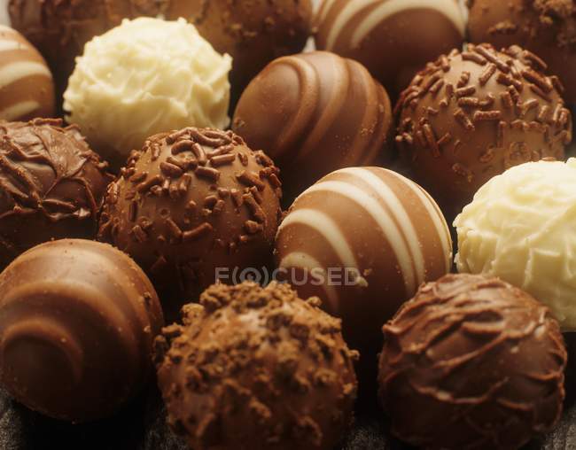 Trufas de chocolate en fila - foto de stock