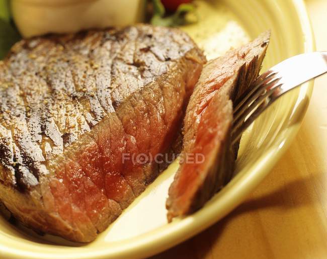 Нарізаний рідкісний яловичий стейк — стокове фото