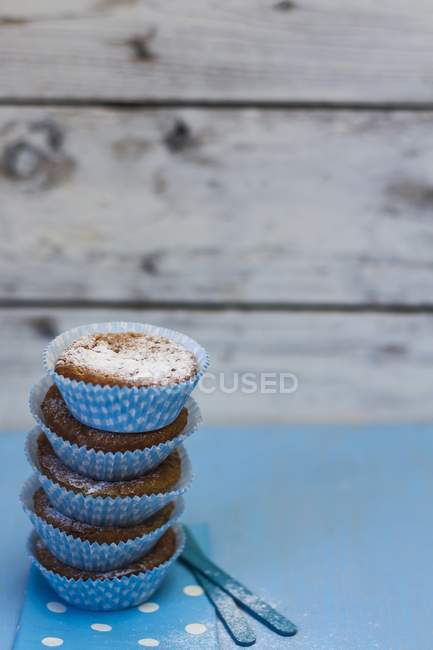 Pila di muffin con zucchero a velo — Foto stock