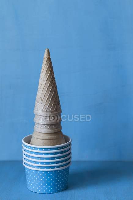 Ice cream cones and paper cups — Stock Photo