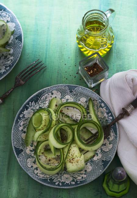 Gurkensalat mit Chiliflocken — Stockfoto