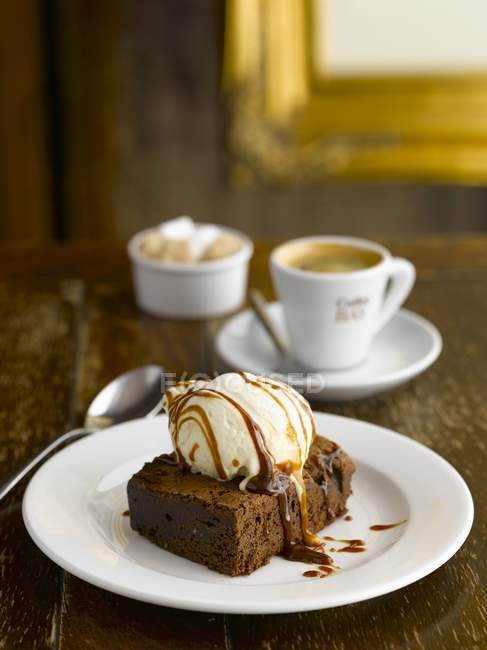 Brownie che serve con gelato e caffè — Foto stock
