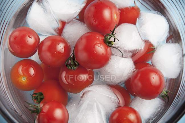 Tomates cerises dans un bol — Photo de stock
