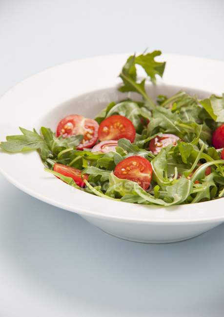 Salade de tomates et de roquettes — Photo de stock