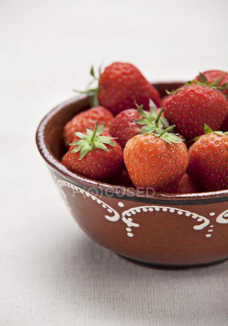 Frische Erdbeeren in Keramikschale — Stockfoto
