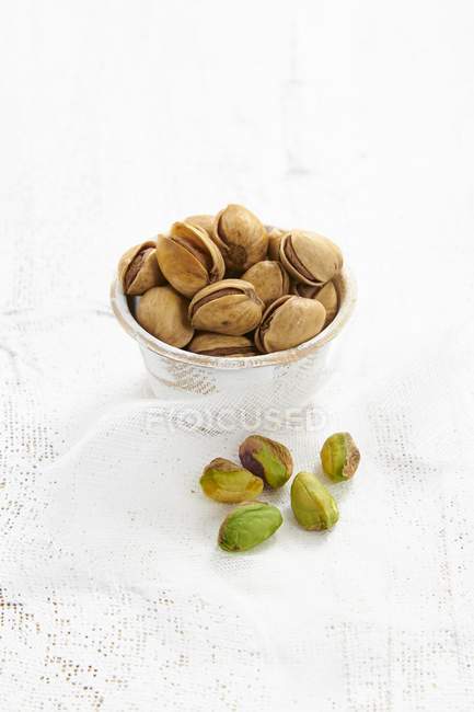Whole and shelled Pistachios — Stock Photo