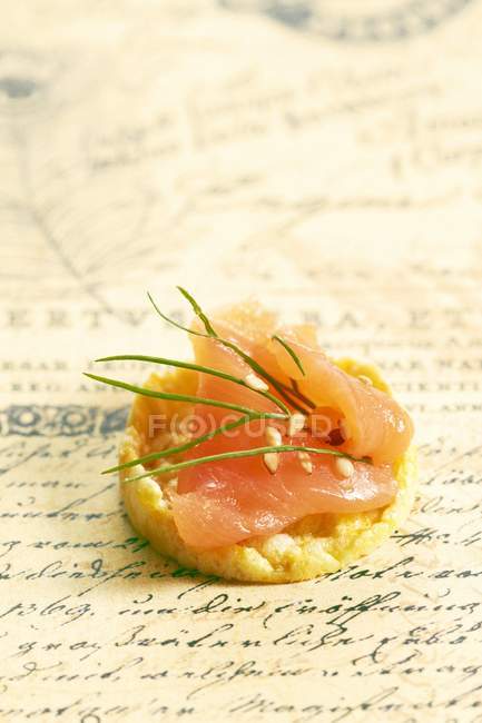 Tartine di salmone con semi — Foto stock