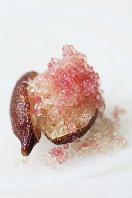 Nahaufnahme von Limetten-Kaviar auf weißer Oberfläche — Stockfoto