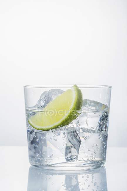 Wasser mit Eiswürfeln — Stockfoto