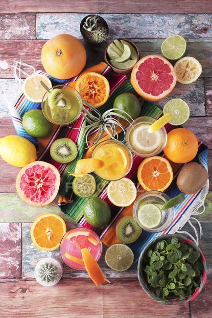 Various margaritas and fresh fruits — Stock Photo