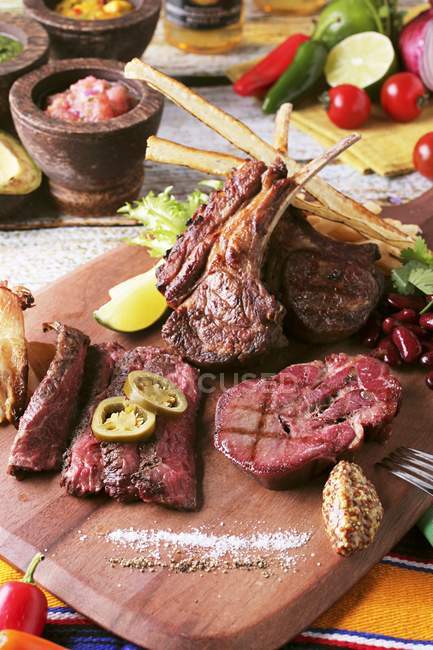 Prato de grelha com carne bovina e cordeiro — Fotografia de Stock